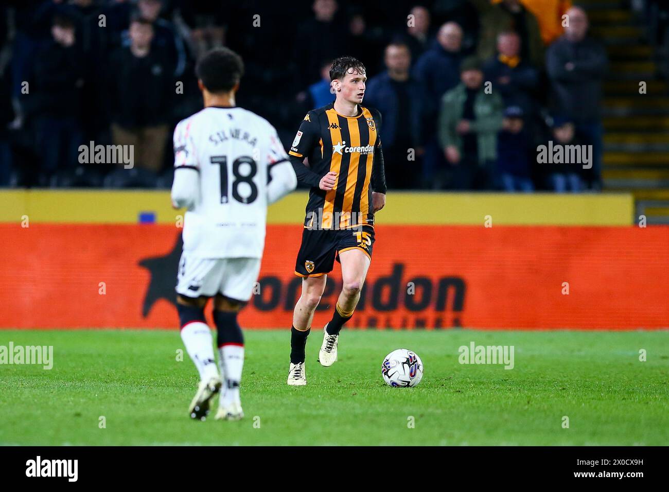 MKM Stadium, Hull, England - 10. April 2024 Tyler Morton (15) von Hull City läuft mit dem Ball - während des Spiels Hull City gegen Middlesbrough, Sky Bet Championship, 2023/24, MKM Stadium, Hull, England - 10. April 2024 Credit: Arthur Haigh/WhiteRosePhotos/Alamy Live News Stockfoto