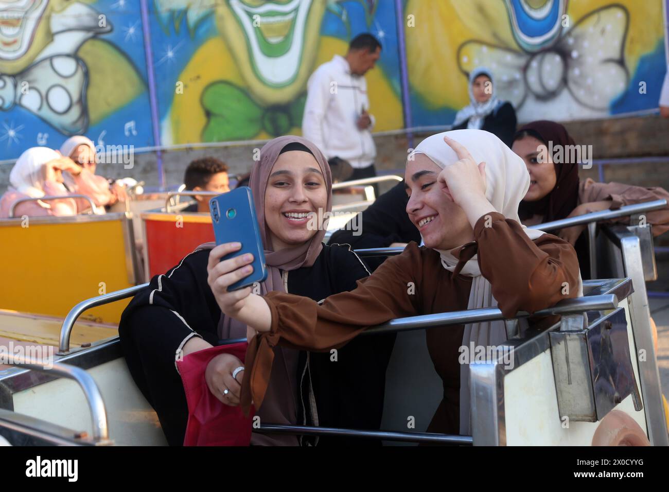 Kairo, Ägypten. April 2024. Die Menschen verbringen ihre Zeit in einem Vergnügungspark während des Eid al-Fitr-Urlaubs in Kairo, Ägypten, 11. April 2024. Quelle: Ahmed Gomaa/Xinhua/Alamy Live News Stockfoto