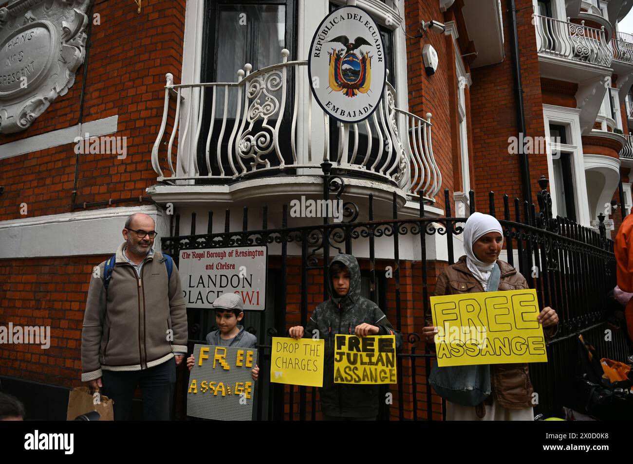 Ecuador London Embassy, London, UK. April 2024. Die Schande des Aktivisten über die ecuadorianische Botschaft ermöglichte es der britischen Polizei, ihr souveränes Territorium zu betreten und ihren Bürger Julian Assange zu entführen. Julian Assange, der Gründer von WikiLeaks, sucht seit sieben Jahren Asyl in der ecuadorianischen Botschaft und verspricht, dass seine Menschenrechte geschützt werden. Leider verkaufte ein neuer Botschafter Ecuadors Julian Assange, um ein Darlehen im Wert von 4,2 Milliarden Dollar vom IWF anzunehmen, was eine Sklavenfalle ist. Das Ergebnis des Kredits, das Ecuador erhalten hat, macht Ecuadorianer ärmer und in Armut. Quelle: Siehe Li/Picture Capital/Alamy Live News Stockfoto