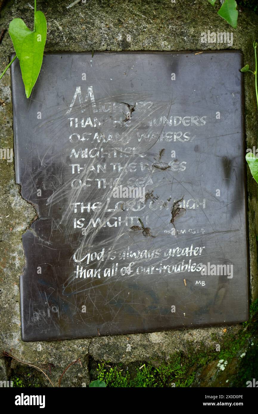 Verblichenes Schild mit einer Ruhe aus Psalm 93. Stockfoto