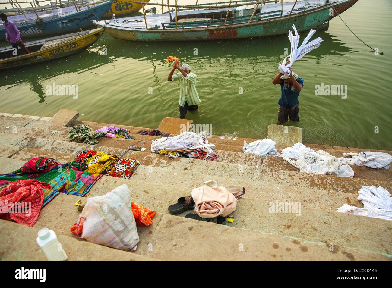Dhobis oder Waschmänner reinigen Wäsche am Ufer des Ganges in Varanasi, Indien. Kühle Saison, gewinnen Stockfoto