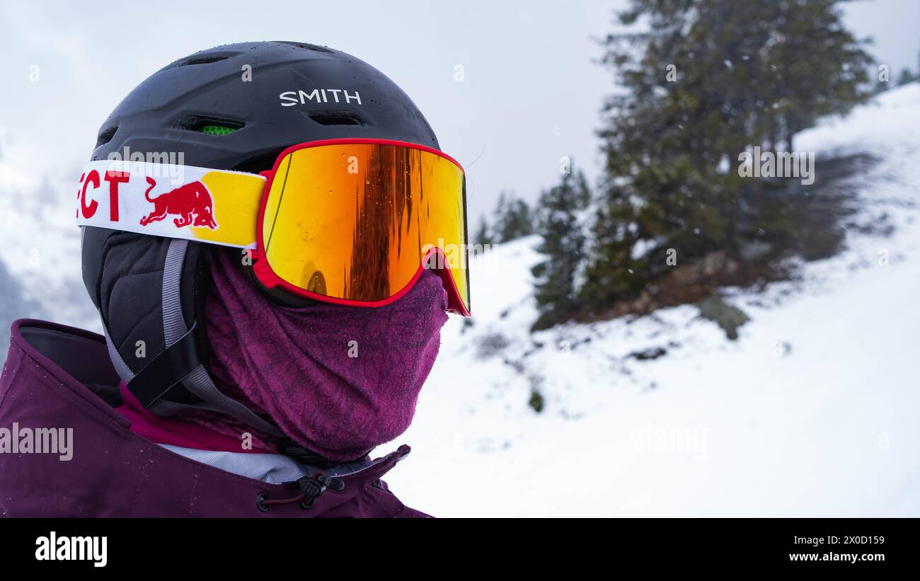 Skisportlerin mit ganzem Gesicht, Helm, Schutzbrille und Gesichtsmaske Stockfoto