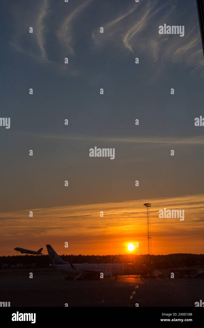 Sonnenuntergang am Flughafen Stockholm Arlanda Stockfoto
