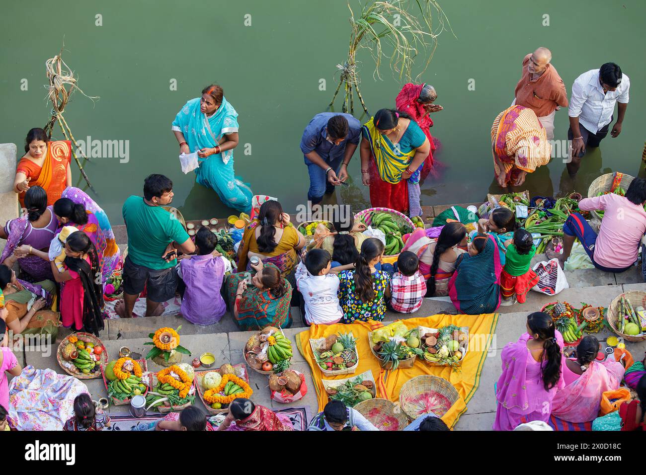 Pilger an einem Hindufest am Ufer des Ganges in Varanasi, Indien. Stockfoto