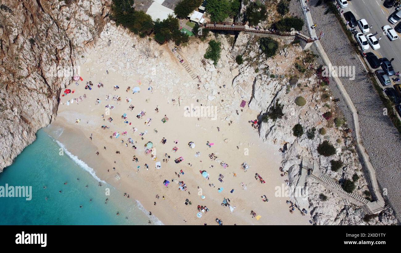 (240411) -- ANTALYA, 11. April 2024 (Xinhua) -- ein Luftdrohnenfoto vom 11. April 2024 zeigt Touristen, die ihre Freizeit am Strand Kaputas im Bezirk Kas, Antalya, T¨¹rkiye genießen. (Mustafa Kaya/Handout Via Xinhua) Stockfoto