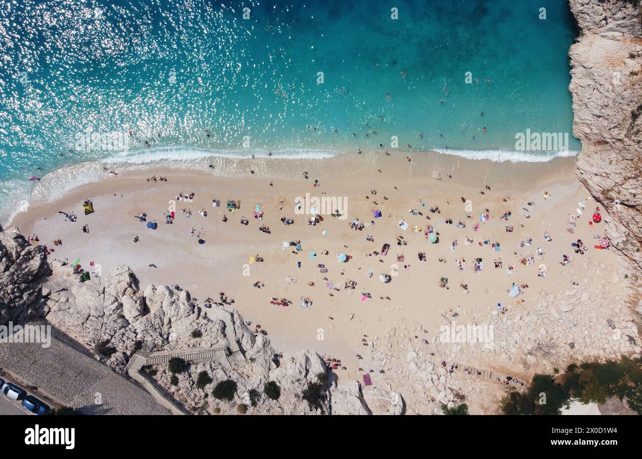 (240411) -- ANTALYA, 11. April 2024 (Xinhua) -- ein Luftdrohnenfoto vom 11. April 2024 zeigt Touristen, die ihre Freizeit am Strand Kaputas im Bezirk Kas, Antalya, T¨¹rkiye genießen. (Mustafa Kaya/Handout Via Xinhua) Stockfoto