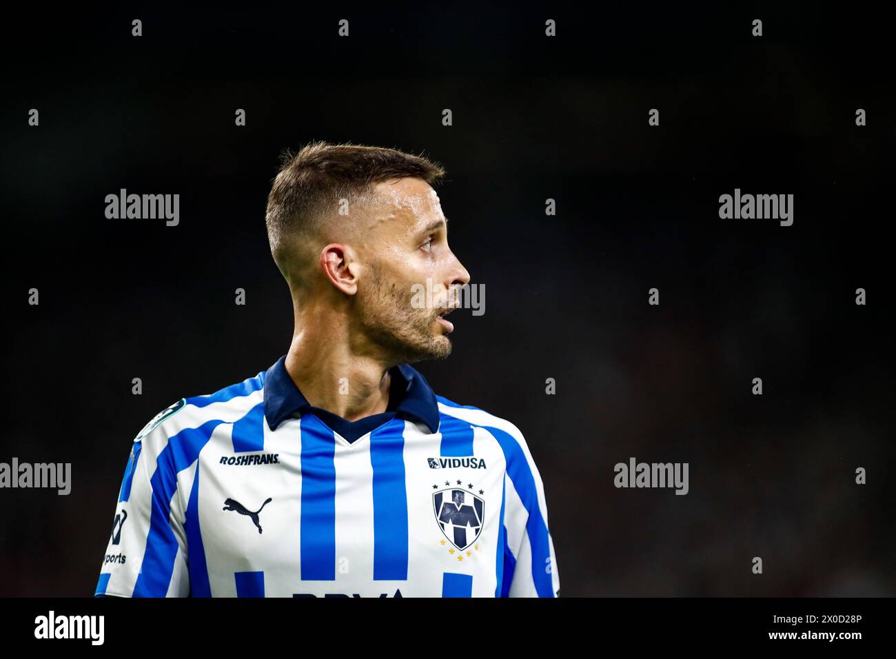 Guadalupe, Mexiko. April 2024. GUADALUPE, MEXIKO - 10. APRIL: #10 Mittelfeldspieler Rayados, Sergio Canales sieht sich während des Spiels zwischen CF Monterrey und Inter Miami im Viertelfinale Leg 2 von 2 des CONCACAF Champions Cup am 10. April 2024 im BBVA Stadium in Guadalupe, Mexiko, an. (Foto: Toby Tande/PxImages) Credit: PX Images/Alamy Live News Stockfoto