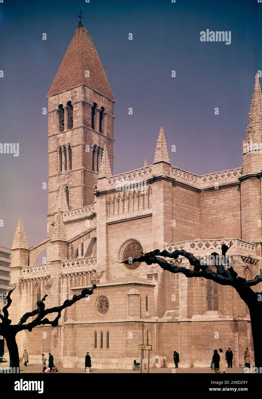 IGLESIA LEVANTADA EN 1177 Y RECONSTRUIDA EN EL S XIV - TORRE DEL S XIII - GOTICO ESPAÑOL - FOTO AÑOS 60. LAGE: IGLESIA DE SANTA MARIA LA ANTIGUA. Valladolid. SPANIEN. Stockfoto