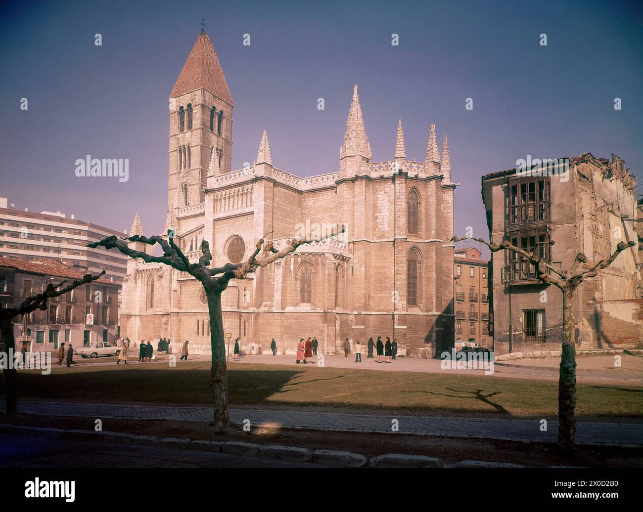 IGLESIA LEVANTADA EN 1177 Y RECONSTRUIDA EN EL SIGLO XIV - TORRE DEL S XIII - GOTICO ESPAÑOL - FOTO AÑOS 60. LAGE: IGLESIA DE SANTA MARIA LA ANTIGUA. Valladolid. SPANIEN. Stockfoto