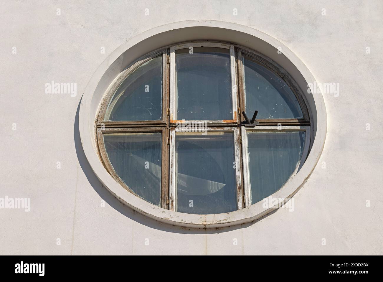Großes rundes Fenster am Weißen Wall Old House Stockfoto