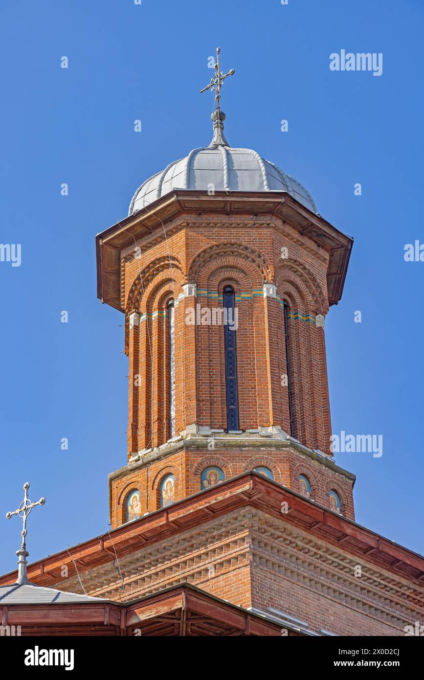 Orthodoxer Kirchturm der Heiligen Dreifaltigkeit am Präfekturpark Frühlingstag in Craiova Rumänien Stockfoto