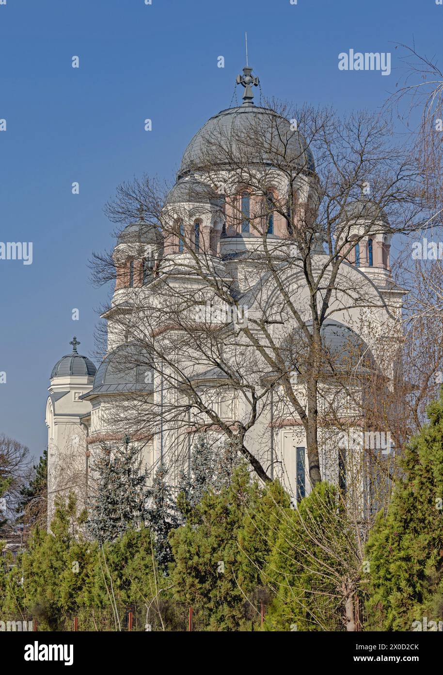 Kirche der Madonna Dudu am Town Park Sunny Spring Day in Craiova Rumänien Stockfoto