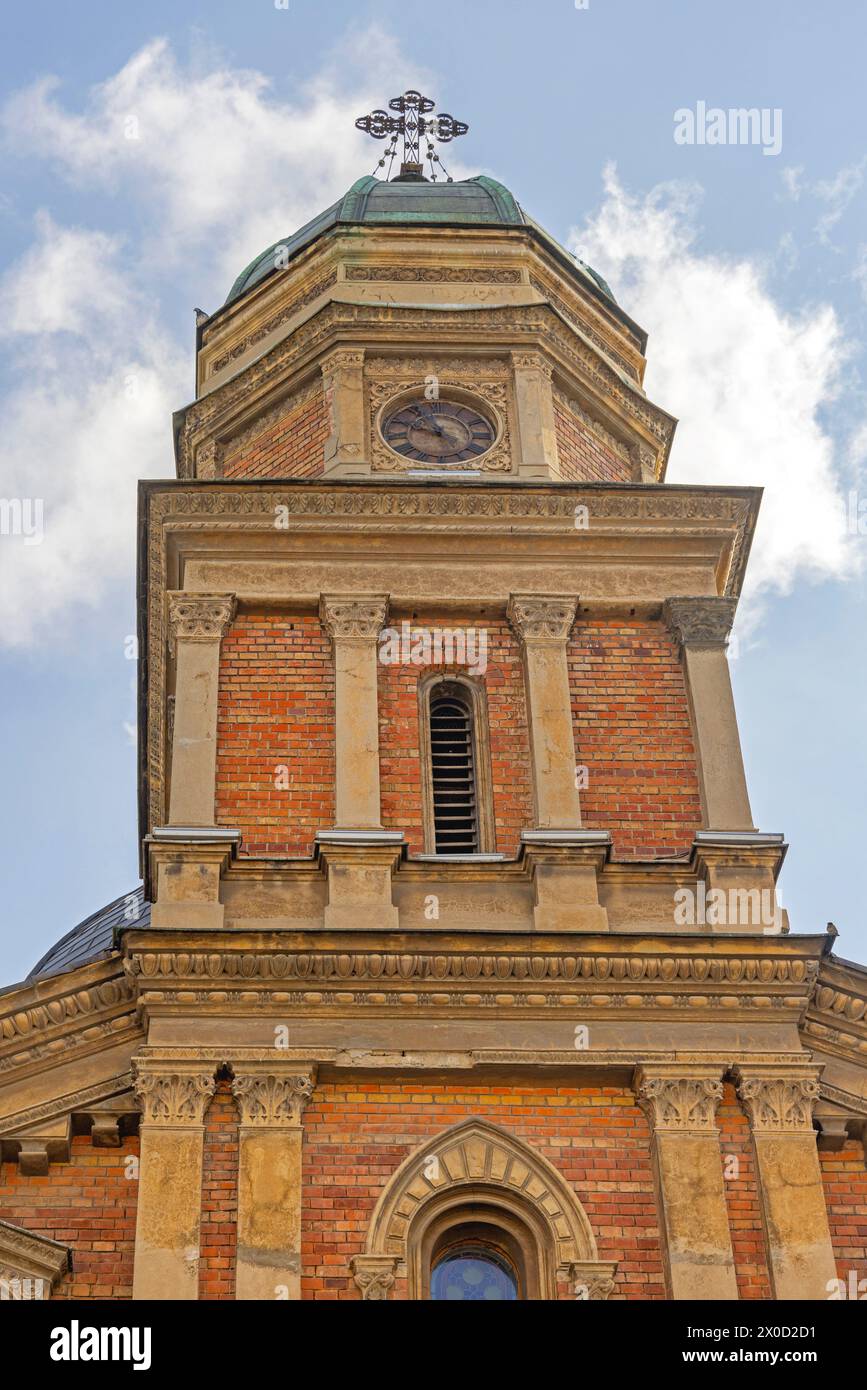 Uhr und Kreuz am St. Elias Orthodoxen Kirchturm in Craiova Rumänien Stockfoto
