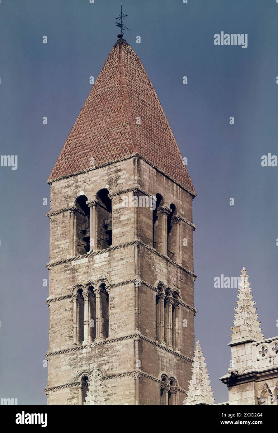 TORRE DEL S XIII - ROMANICO ESPAÑOL - FOTO AÑOS 60. LAGE: IGLESIA DE SANTA MARIA LA ANTIGUA. Valladolid. SPANIEN. Stockfoto