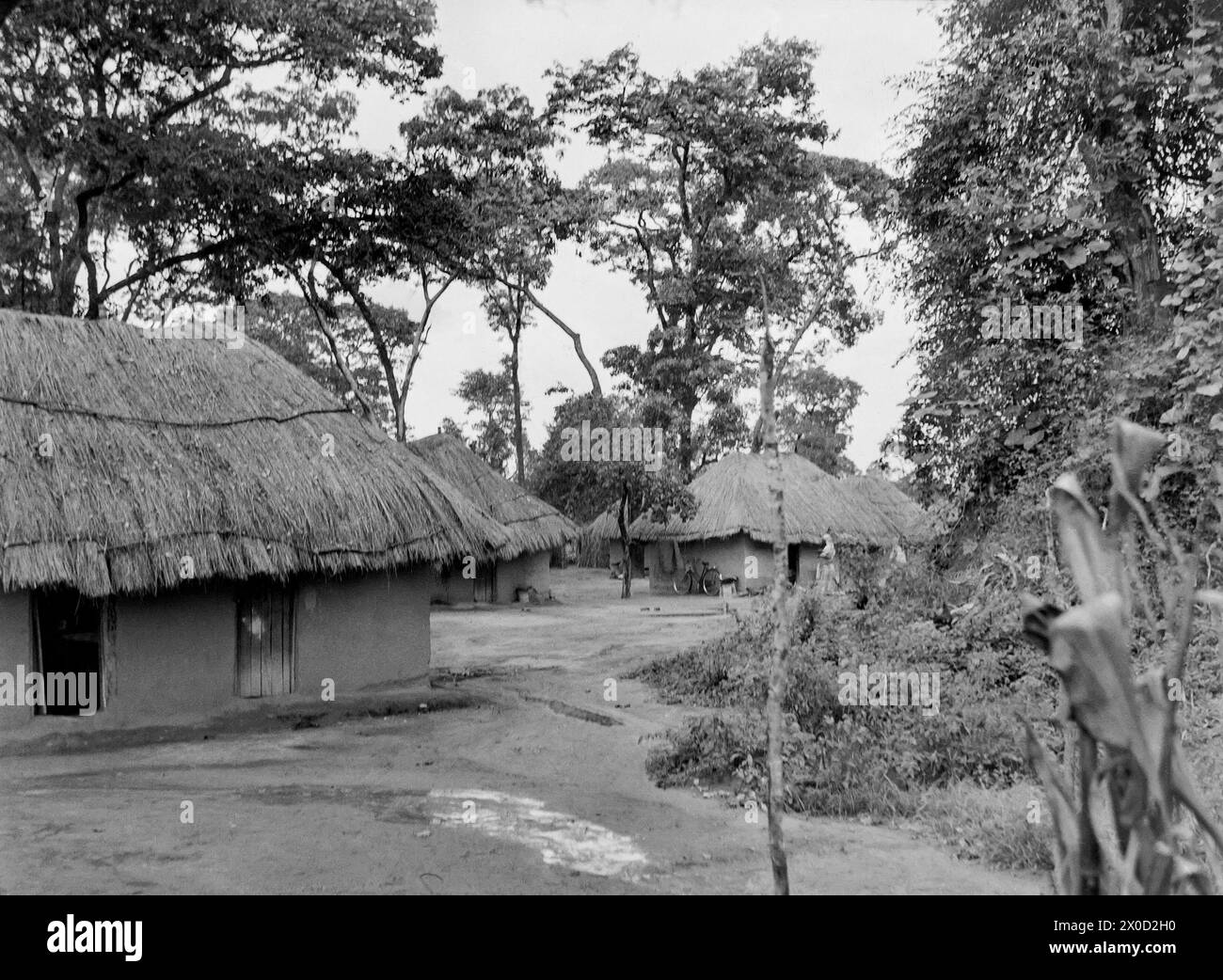 Schlammhütten in einem Dorf in Nordrhodesien (Sambia) um 1956 Stockfoto