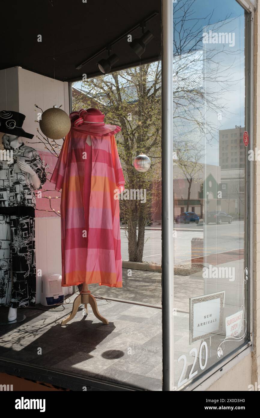 Ein Schaufenster mit einer Schaufensterpuppe in einem rosa Kleid, in Lima Ohio USA Stockfoto