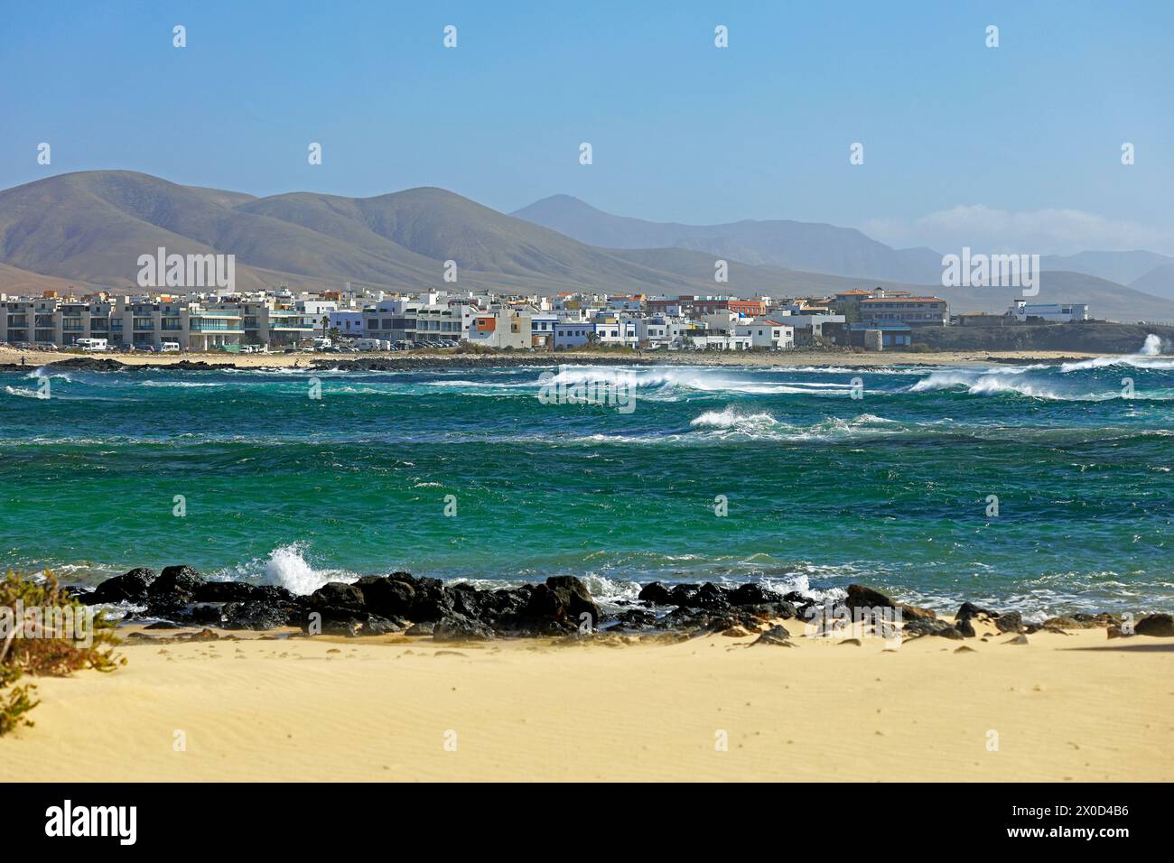 Blick über die Bucht vom Strand La Concha nach El Cotillo, Fuerteventura, Kanarischen Inseln. Aufgenommen im Februar, Winter 2024 Stockfoto