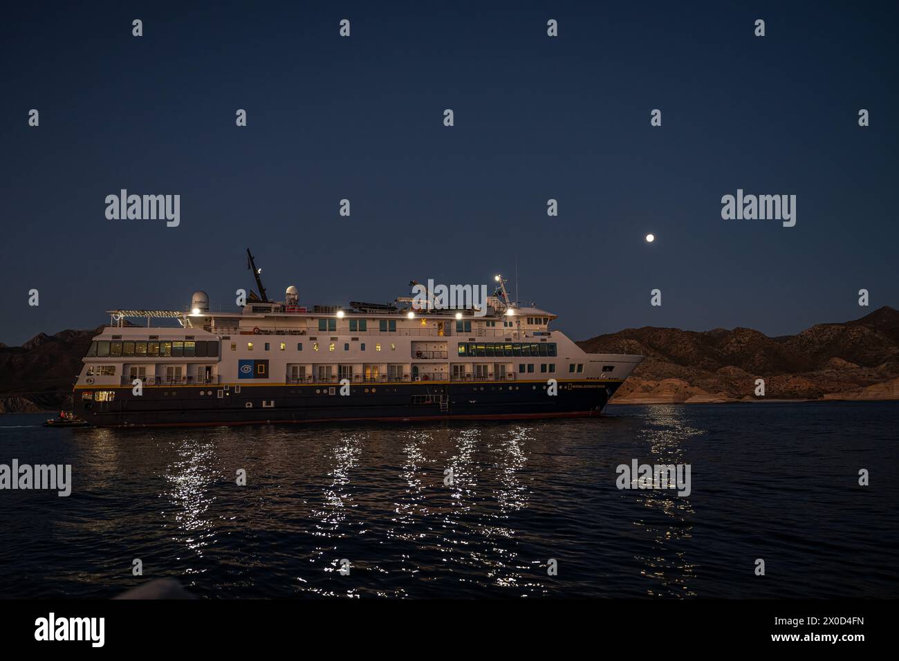 Das National Geographic Venture Kreuzfahrtschiff vor Anker kurz nach Mondaufgang im Meer von Cortez, Baja California Sur, Mexiko. Stockfoto