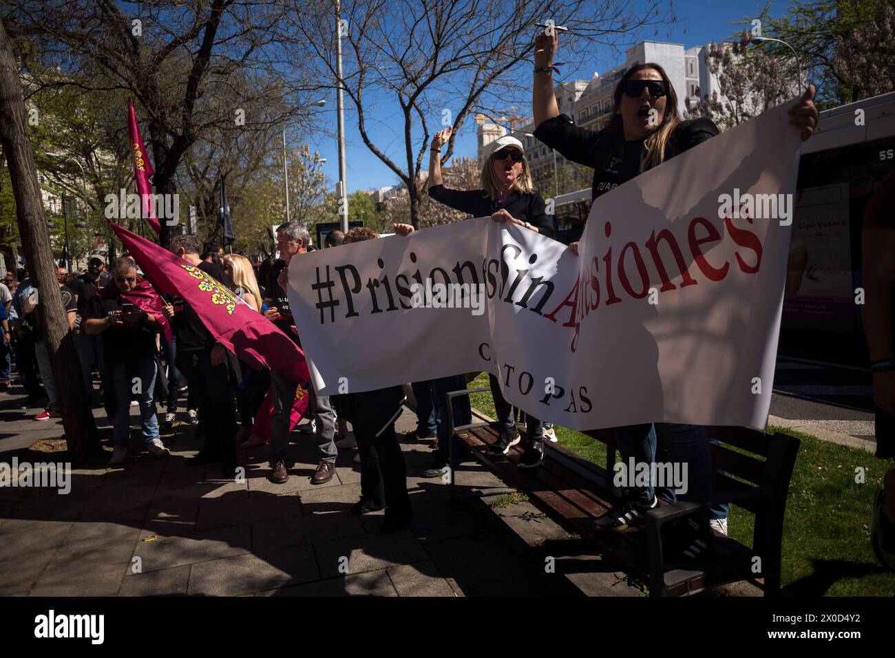 Madrid, Spanien. April 2024. Demonstranten halten Banner und schreien Slogans, während einer Demonstration unter dem Motto "Wir sind alle Nuria" vor dem spanischen Innenministerium. Gefängnisbeamte protestierten gegen mehr Sicherheit an ihrem Arbeitsplatz, nach dem Tod der Köchin Nuria Lopez im März letzten Jahres, angeblich durch die Hände eines Gefangenen, der später im Centre Penitenciari de Mas d'Enric Selbstmord beging. (Credit Image: © Luis Soto/SOPA Images via ZUMA Press Wire) NUR REDAKTIONELLE VERWENDUNG! Nicht für kommerzielle ZWECKE! Stockfoto