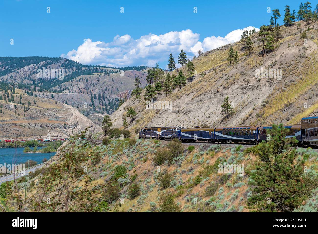 Rocky Mountain Train Lokomotive und Waggons entlang des Fraser River, British Columbia, Kanada. Stockfoto