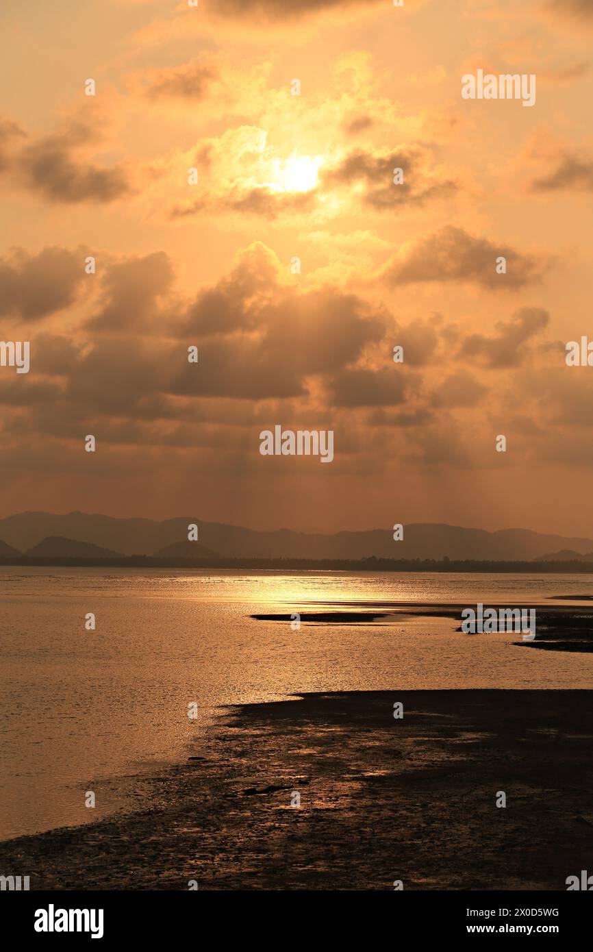 Blick auf den Sonnenuntergang von Mae Ramphueng Beach, Bang Saphan Noi, Prachuap Khiri Khan, Thailand Stockfoto