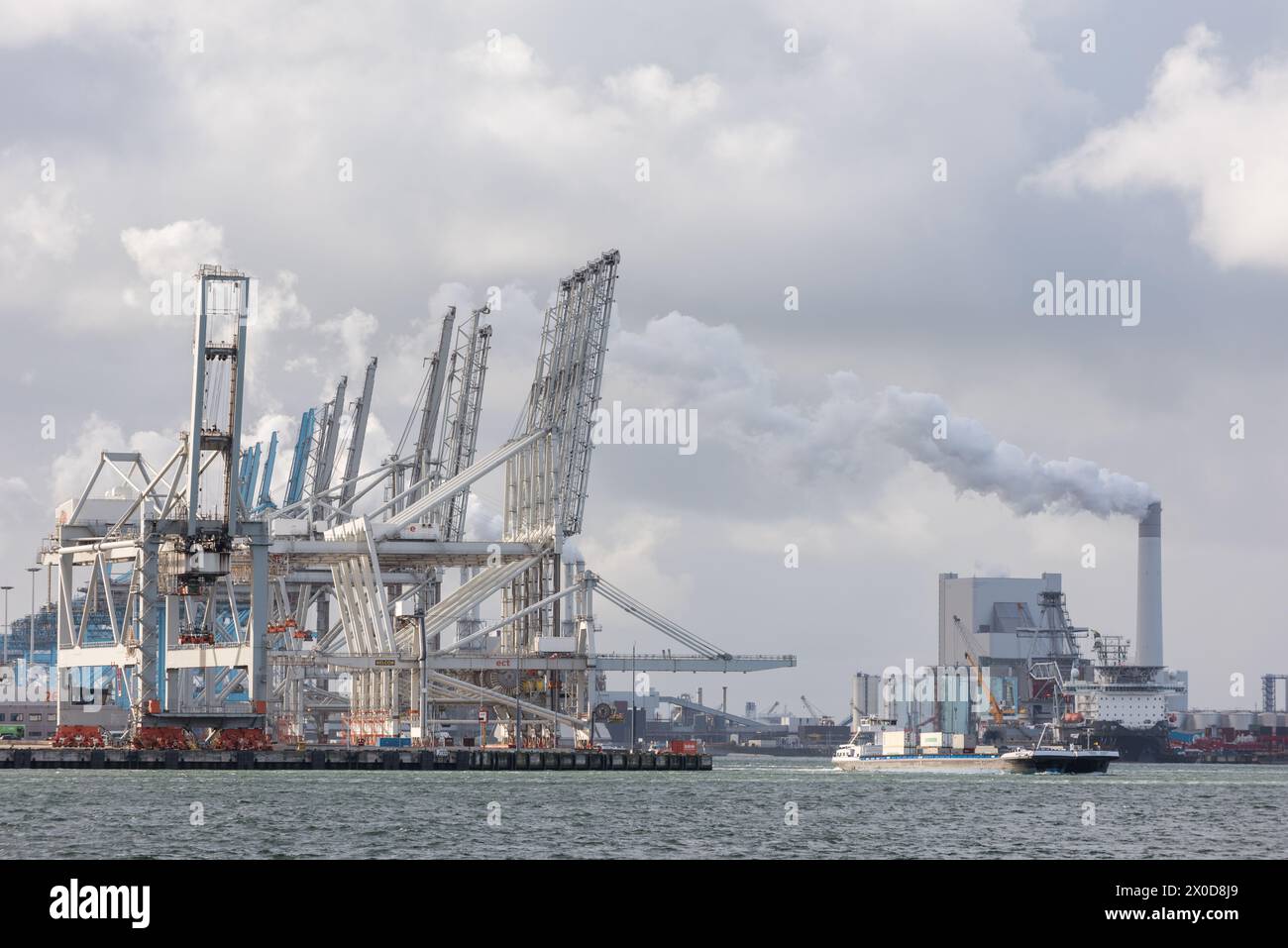 ROTTERDAM, NIEDERLANDE - 2. NOVEMBER 2016: De ECT Delta Terminal an der Maasvlakte, Hafen von Rotterdam in den Niederlanden. Ein Kohlekraftwerk Stockfoto