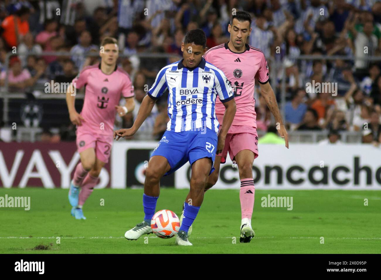 Monterrey, Nuevo Leon, Mexiko. April 2024. 10. April 2024, Monterrey, Mexiko: Sergio Busquets #5 von Inter Miami und Luis Romo #27 von Monterrey kämpfen um den Ball während des CONCACAF Champions Cup 2024 Runde der Sechzehnzehn im BBVA Stadium. (Kreditbild: © Ismael Rosas/OKULARIS via ZUMA Press Wire) NUR REDAKTIONELLE VERWENDUNG! Nicht für kommerzielle ZWECKE! Stockfoto