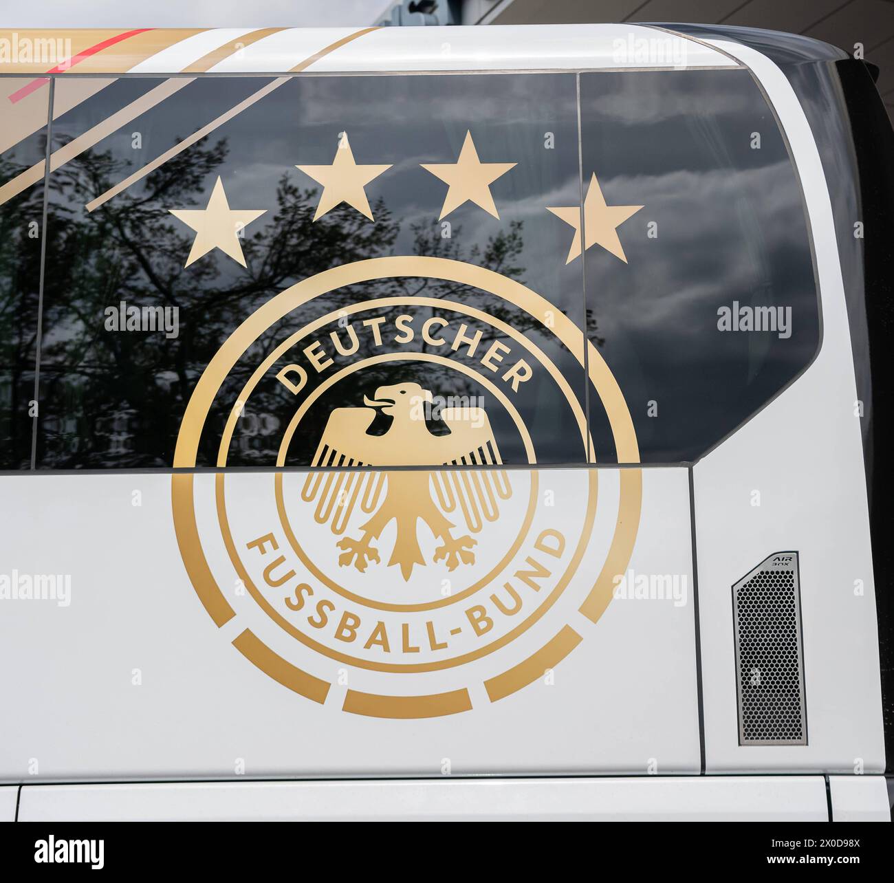 München GER, Mannschaftsbus Deutsche Fussball Nationalmannschaft zur Europameisterschaft Deutschland 2024, MAN Bus Forum Ludwigsfeld, 11.04.2024. Hinterer Teil Mannschafts-Bus mit Logo des DFB. Deutschland, Mannschaftsbus Deutsche Fussball Nationalmannschaft zur Europameisterschaft Deutschland 2024, MAN Bus Forum Ludwigsfeld, 11.04.2024. *** Muenchen GER, Mannschaftsbus Deutsche Fußball-Nationalmannschaft für die Europameisterschaft Deutschland 2024, MAN Bus Forum Ludwigsfeld, 11 04 2024 Hinterer Mannschaftsbus mit Logo des DFB GER, Mannschaftsbus Deutsche Fußball-Nationalmannschaft für die Europameisterschaft Deutschland 2024, Stockfoto