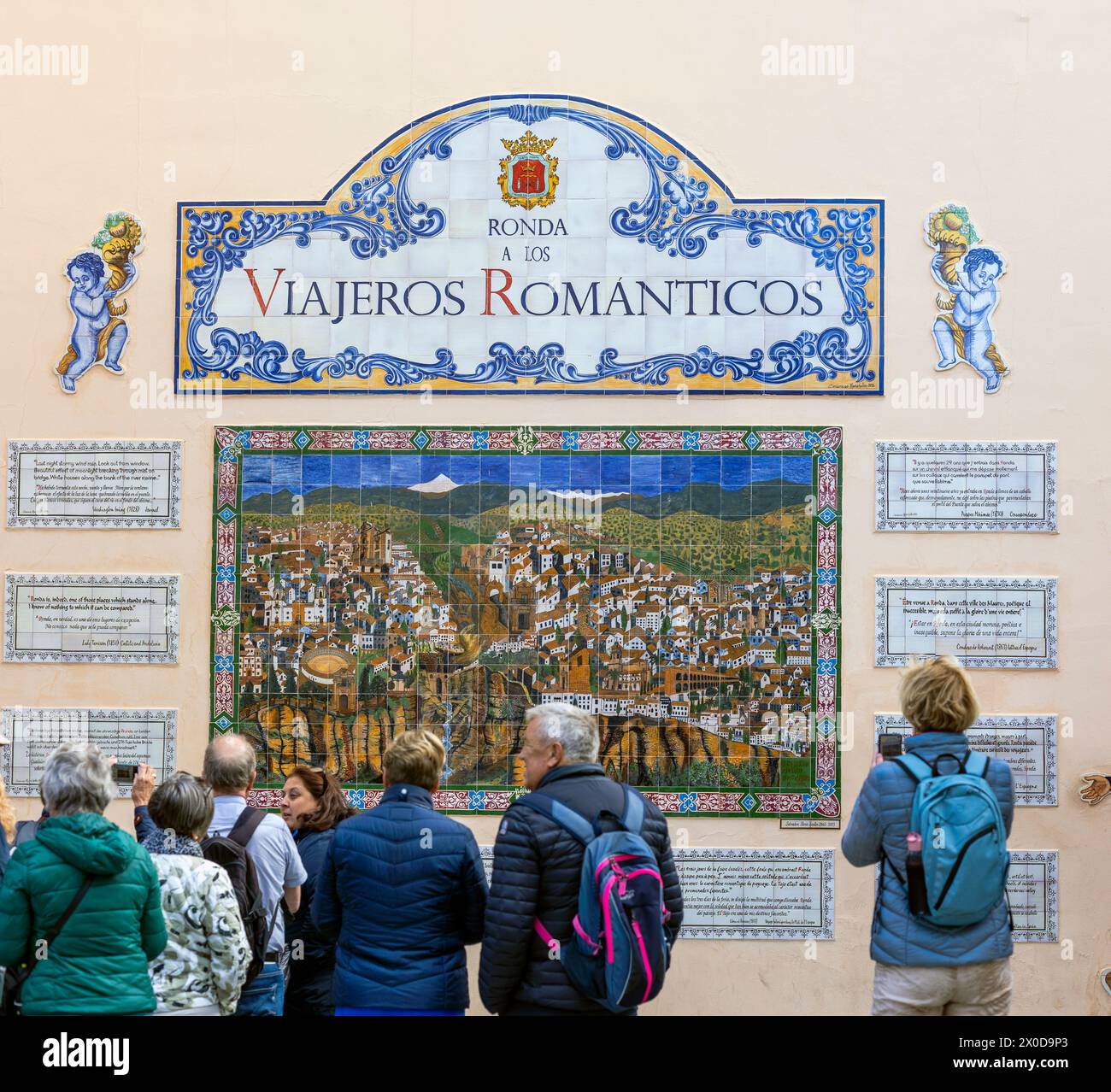 Ronda, Spanien - 20. Oktober 2023: Azulejo-Fliesen mit gemalten Fliesen von Martin Rivero, bestehend aus Sprüchen historischer Autoren, die alle t beschreiben Stockfoto