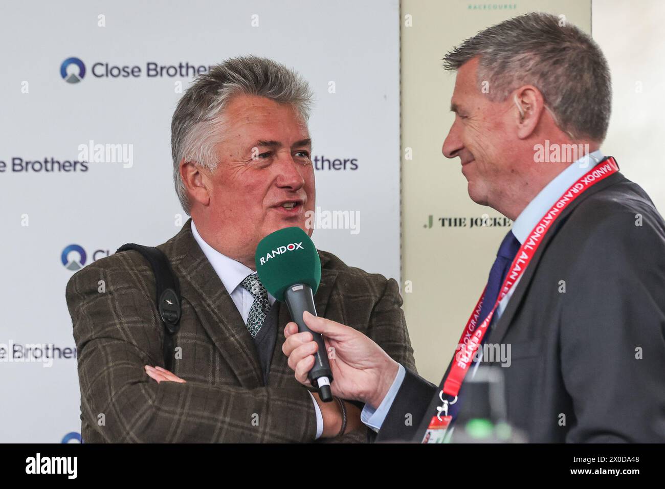 Siegertrainer Paul Nicholls während eines Interview nach dem Rennen nach dem Sieg der Close Brothers Red Rum Handicap Tureple Chase (Klasse 1) während des Randox Grand National 2024 Opening Day auf der Aintree Racecourse, Liverpool, Großbritannien, 11. April 2024 (Foto: Mark Cosgrove/News Images) Stockfoto