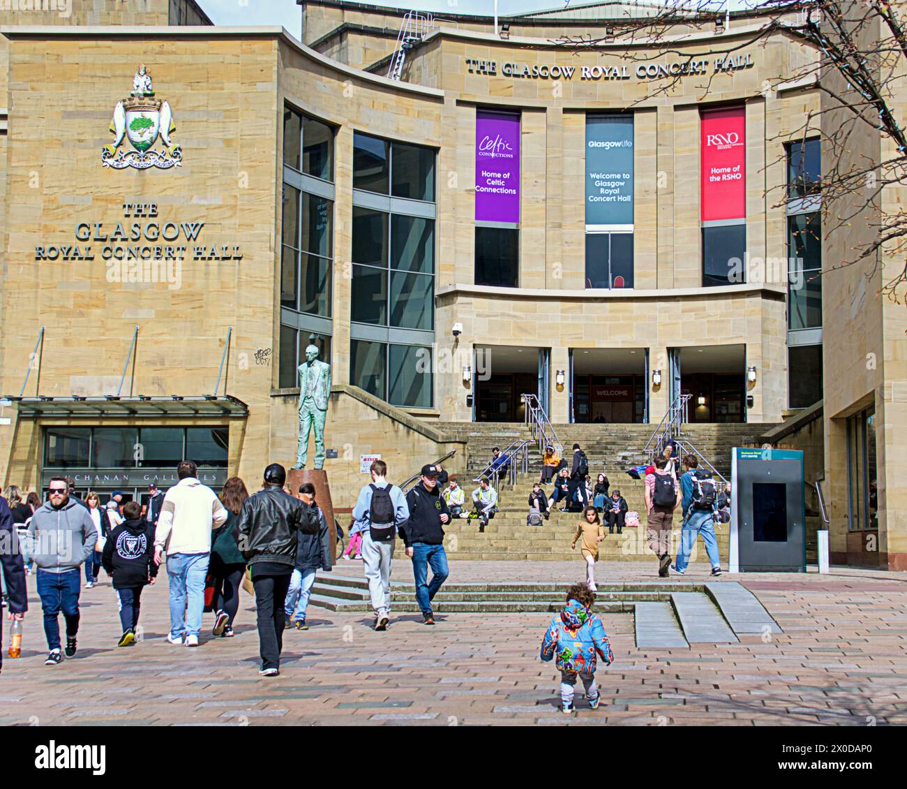 Glasgow, Schottland, Großbritannien. 11h April 2024: Wetter in Großbritannien: Königliche Konzerthalle in Glasgow mit der Donald Dewar Statue sonnig und warm in der Stadt. Credit Gerard Ferry/Alamy Live News Stockfoto