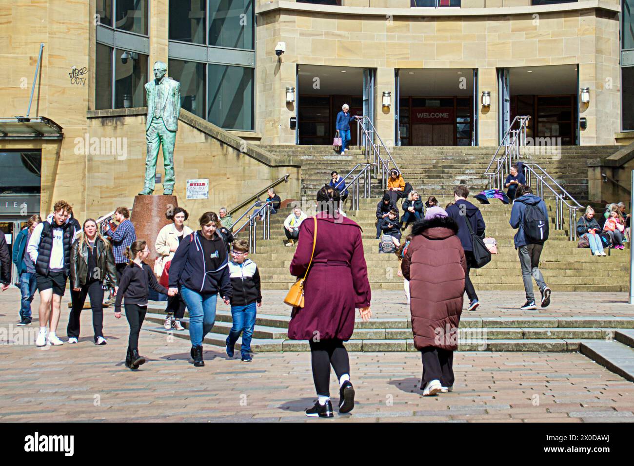 Glasgow, Schottland, Großbritannien. 11h April 2024: Wetter in Großbritannien: Königliche Konzerthalle in Glasgow mit der Donald Dewar Statue sonnig und warm in der Stadt. Credit Gerard Ferry/Alamy Live News Stockfoto