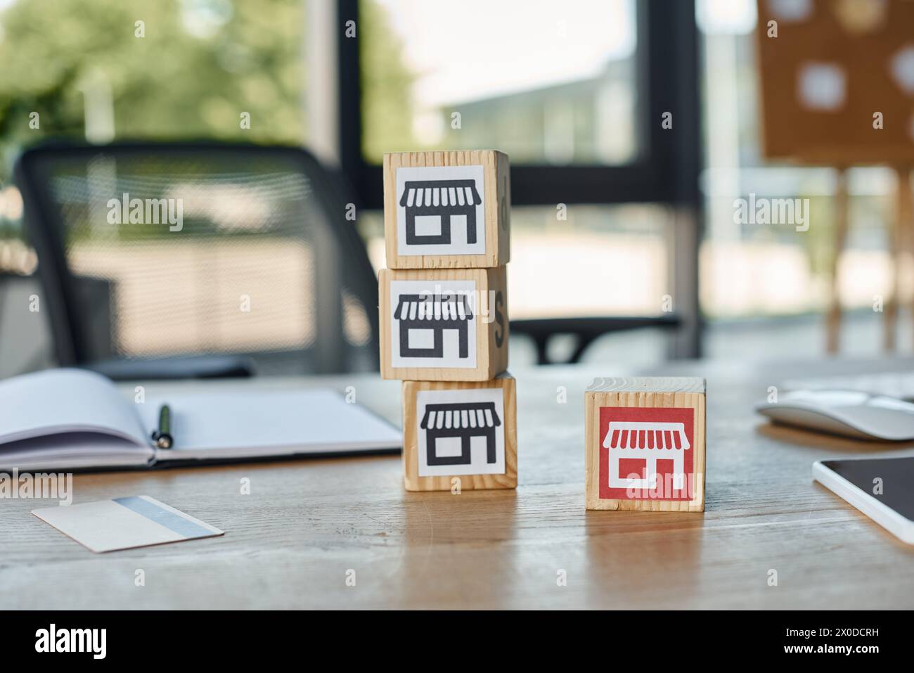 Eine Reihe von Holzblöcken ist ordentlich auf einem Holztisch in ruhiger und organisierter Weise angeordnet. Stockfoto