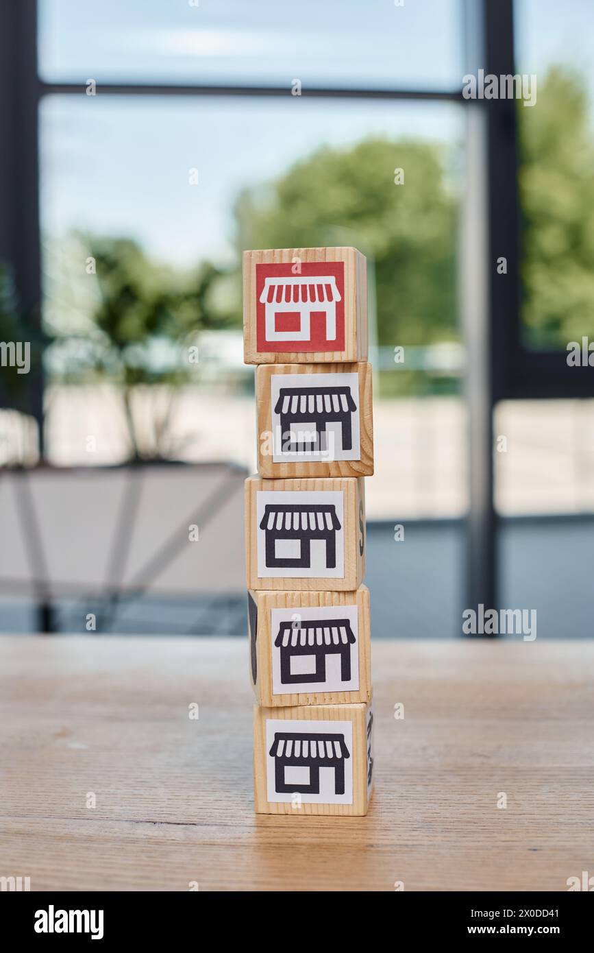 Ein Stapel bunter Blöcke mit einem modernen Bürogebäude im Hintergrund. Stockfoto