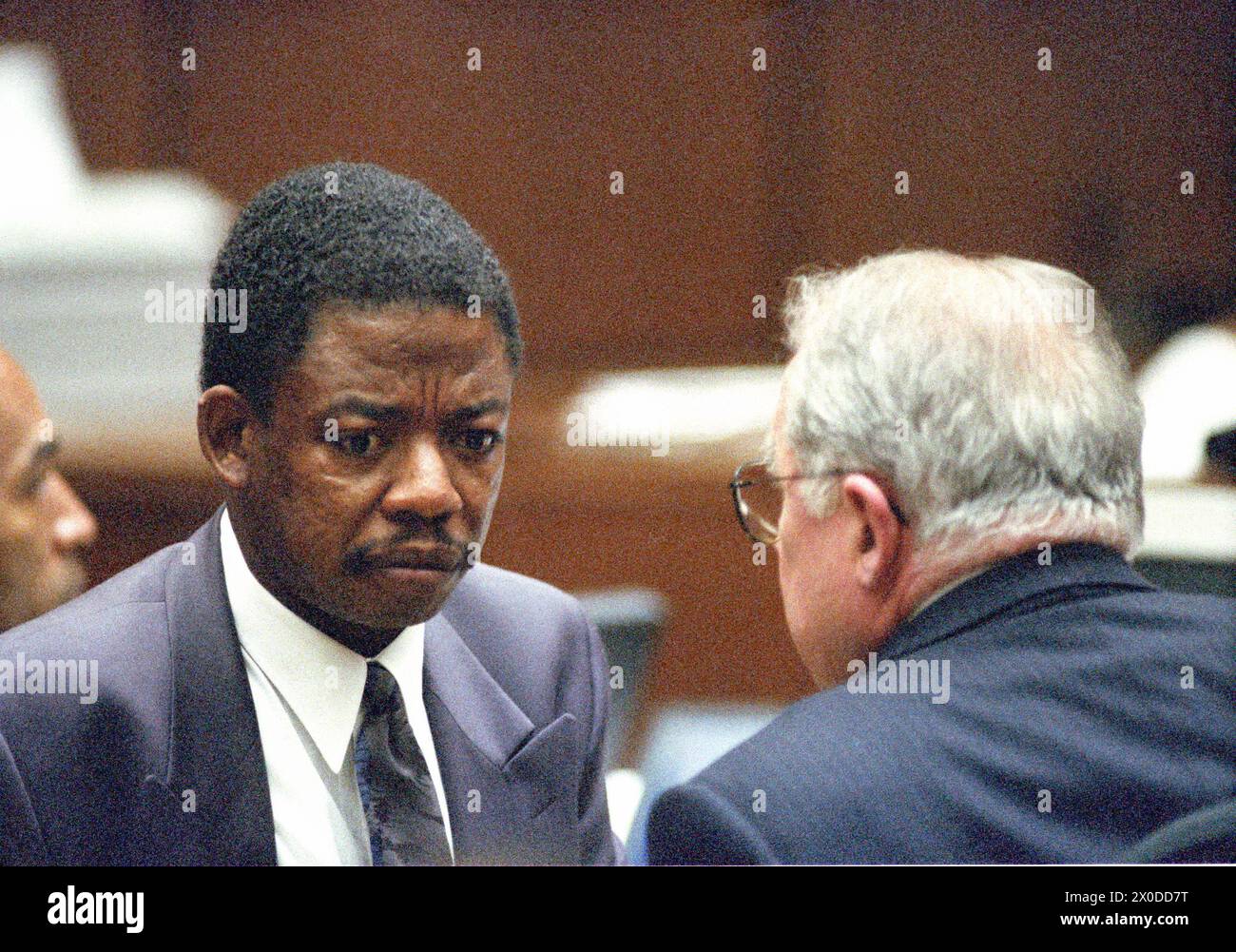 **DATEIFOTO** O.J. Simpson ist gestorben. Die Verteidiger Carl E. Douglas links und F. Lee. Bailey, richtig, während des Prozesses gegen den ehemaligen NFL-Star, der O.J. Simpson wegen des Mordes an seiner ehemaligen Frau Nicole Brown Simpson und einer Freundin von ihr, RestaurantKellner Ron Goldman, am 13. Juli 1995 im Los Angeles County Superior Court in Los Angeles, Kalifornien, zurücklief. Credit: Steve Grayson/Pool über CNP/MediaPunch Stockfoto