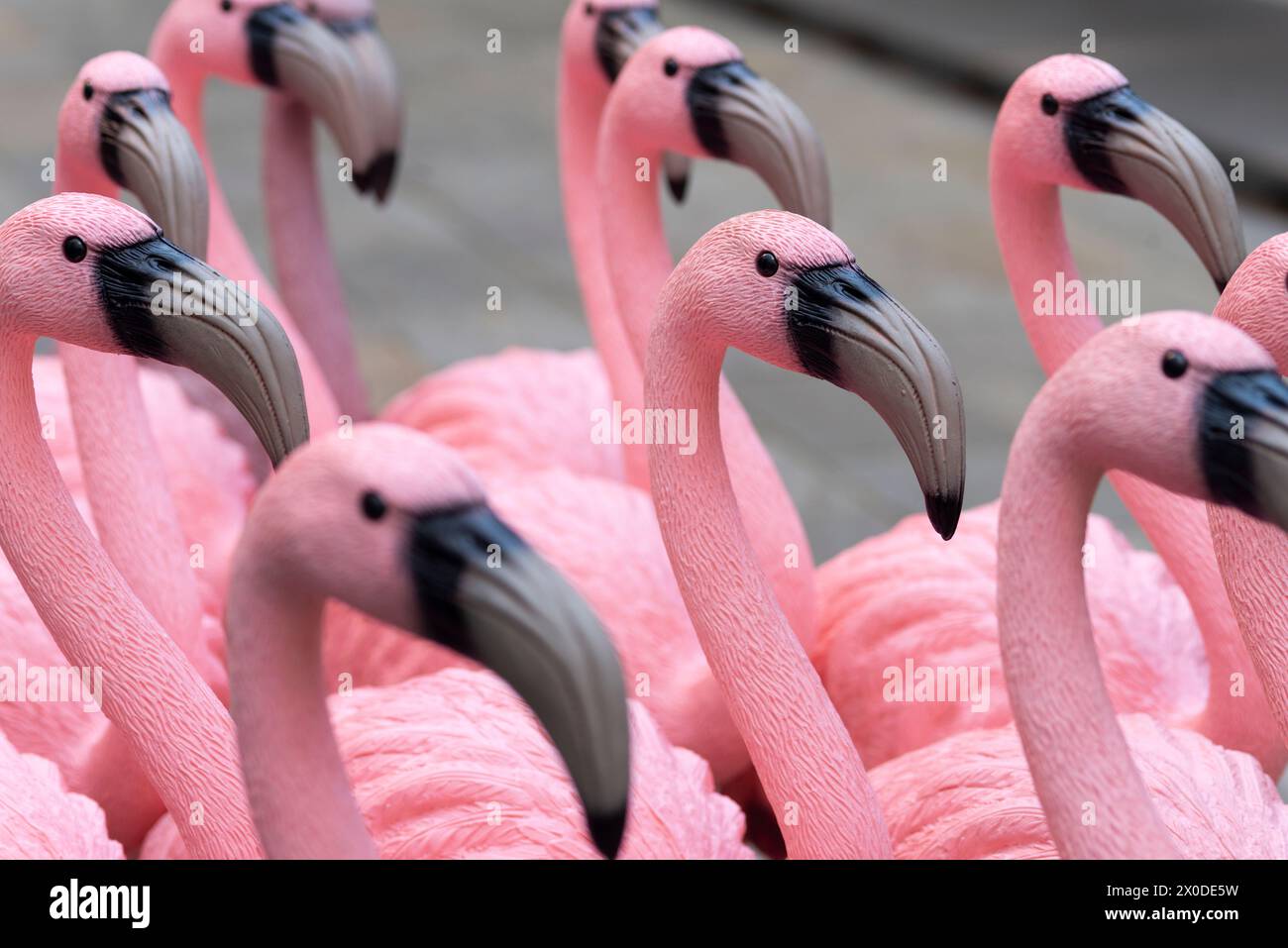 Rosafarbener Kunststoff-Flamingo Stockfoto