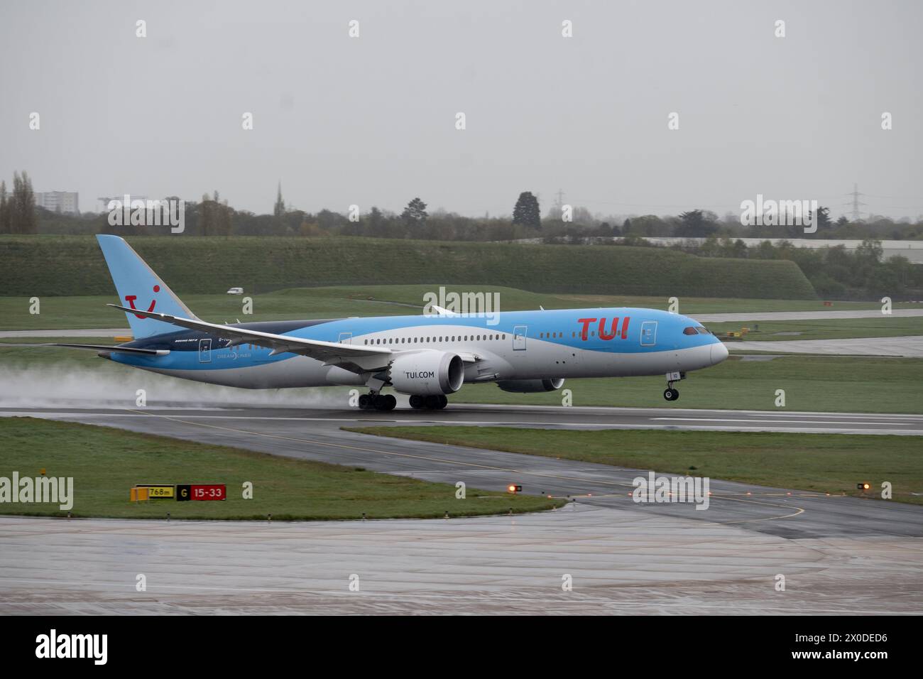 TUI Boeing 787-9 Dreamliner startet bei nassem Wetter am Flughafen Birmingham, Großbritannien (G-TUIO) Stockfoto