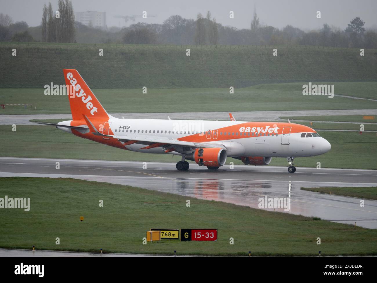 EasyJet Airbus A320-214 Landung bei nassem Wetter am Flughafen Birmingham, Großbritannien (G-EZOP) Stockfoto