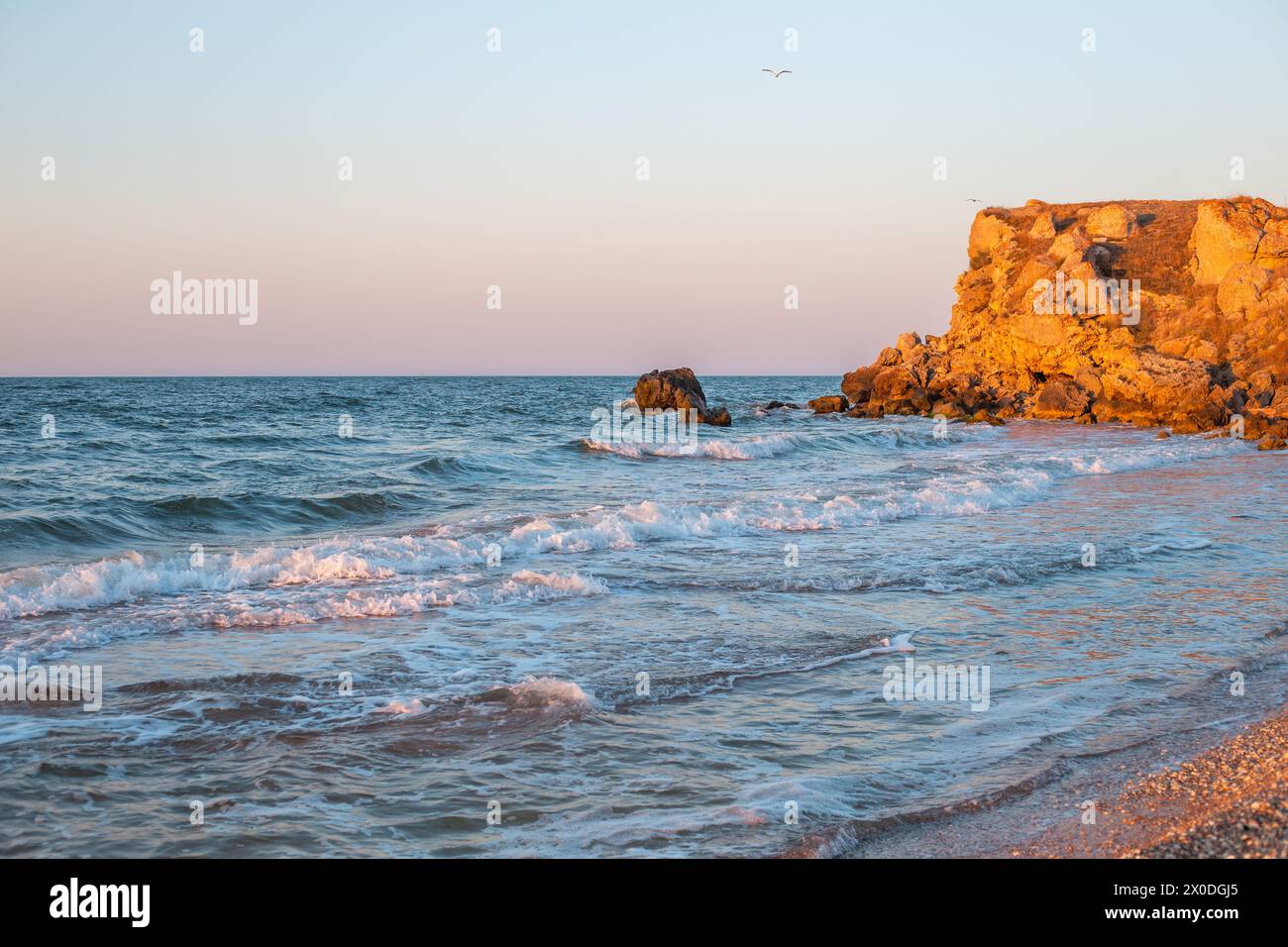 Meereslandschaft. Meer und felsige Küste der Krim, Allgemeine Strände des Asowschen Meeres. Stockfoto