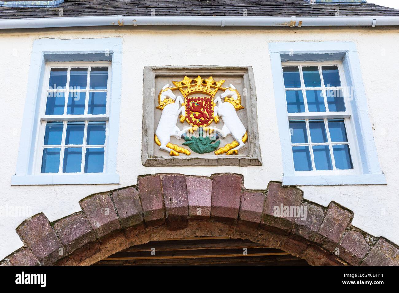 Schottisches königliches Wappen, oberhalb des bogenförmigen Eingangs zum „Pend“, der Zugang zu Whithorn Prior, Whithorn, Dumfries und Galloway, Schottland, Großbritannien, ermöglicht Stockfoto