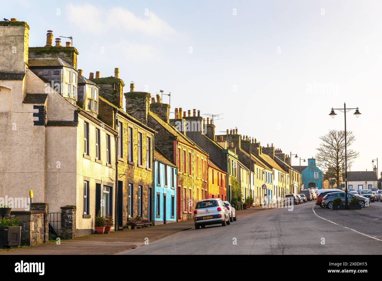 Farbige Häuser bei Sonnenuntergang, George Street, Whithorn, Dumfries und Galloway, Schottland, UK Stockfoto