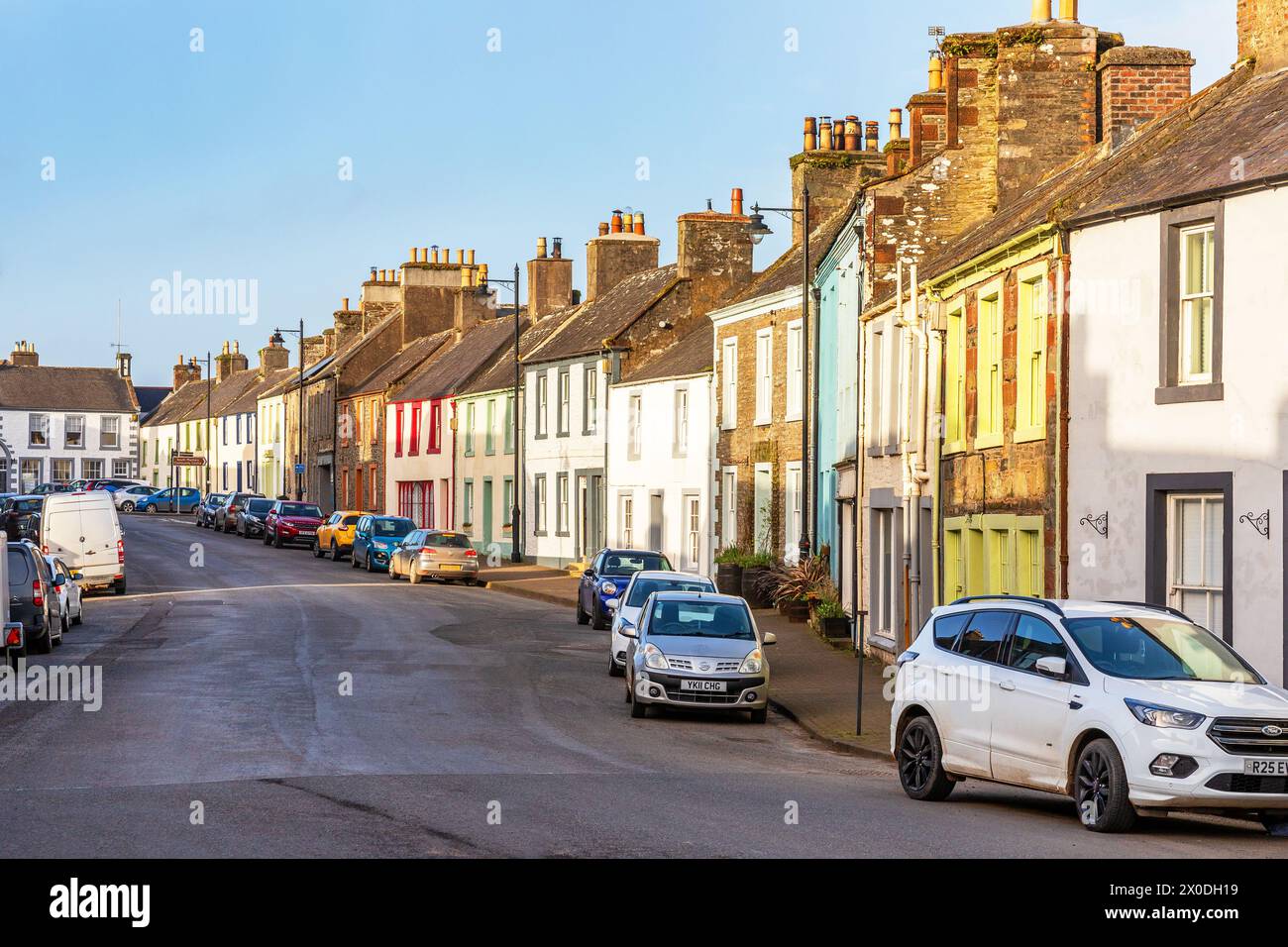 Farbige Häuser bei Sonnenuntergang, George Street, Whithorn, Dumfries und Galloway, Schottland, UK Stockfoto