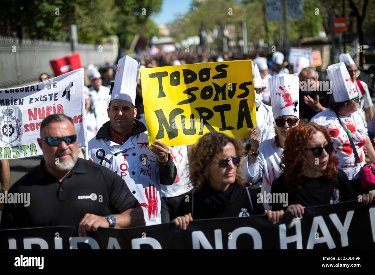 Madrid, Madrid, Spanien. April 2024. Gefängnisbeamte aus Katalonien halten ein Schild mit der Aufschrift „Wir sind alle Nuria“, während eines Protestes unter dem Motto „Wir sind alle Nuria“, vor dem spanischen Innenministerium im Zentrum von Madrid. Gefängnisbeamte in Katalonien verlegten die Proteste nach Madrid und forderten mehr Sicherheit an den Arbeitsplätzen. nach dem Tod der Köchin Nuria Lopez im vergangenen März, angeblich durch die Hände eines Gefangenen, der später im Gefängnis von Mas d Selbstmord beging. „Enric de El Catllar (Credit Image: © Luis Soto/SOPA images via ZUMA Press Wire) NUR REDAKTIONELLE VERWENDUNG! Nicht für kommerzielle USA Stockfoto
