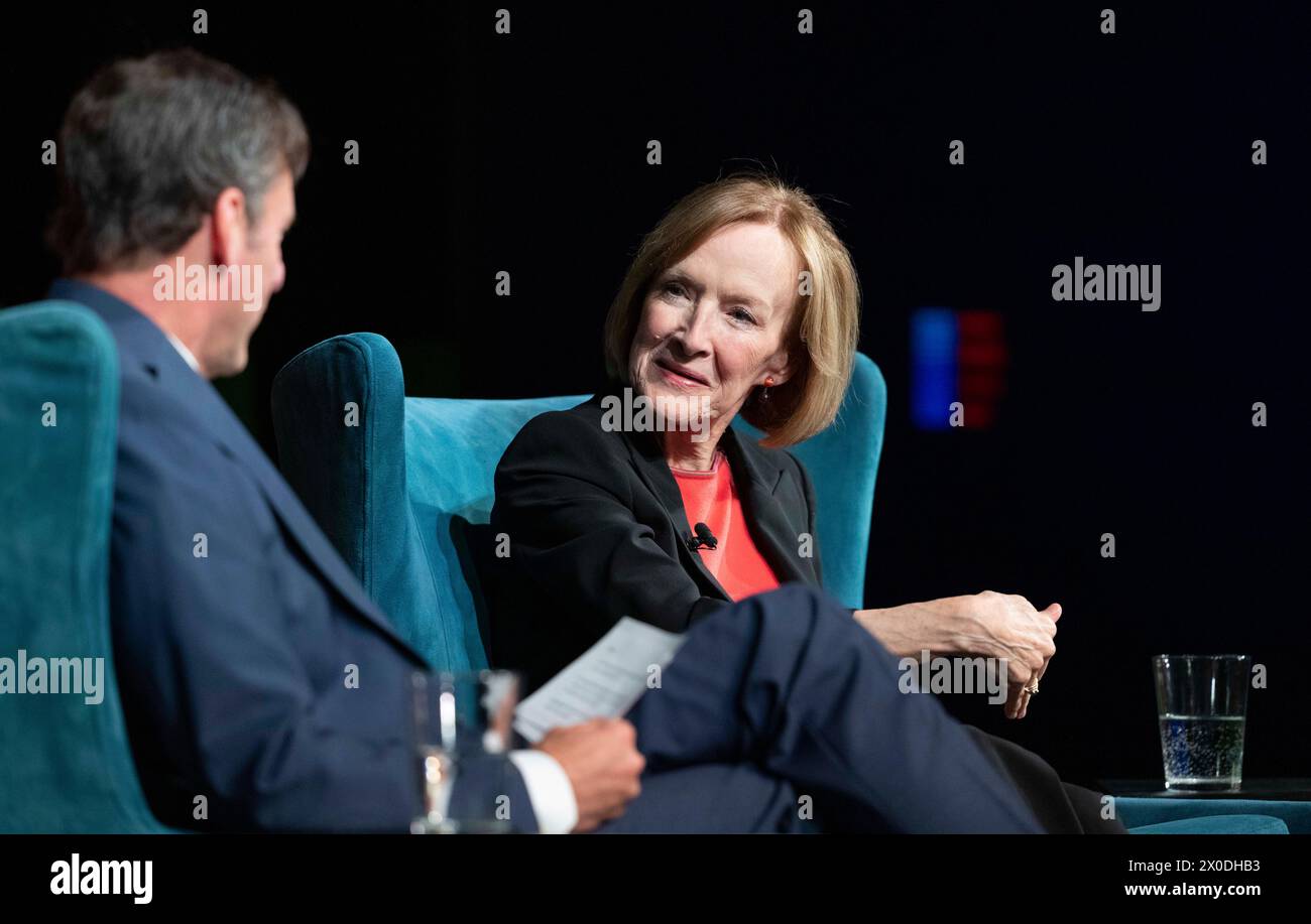 Austin, Tx, USA. April 2024. Die langjährige Rundfunkjournalistin JUDY WOODRUFF gibt in einem einstündigen Interview mit MARK UPDEGROVE, Direktor der LBJ Foundation, ihre Analyse über den heutigen Stand des Journalismus. Woodruff ist derzeit leitender Korrespondent für die PBS NewsHour, nachdem er als Anführer und leitender Redakteur tätig war. (Kreditbild: © Bob Daemmrich/ZUMA Press Wire) NUR REDAKTIONELLE VERWENDUNG! Nicht für kommerzielle ZWECKE! Stockfoto