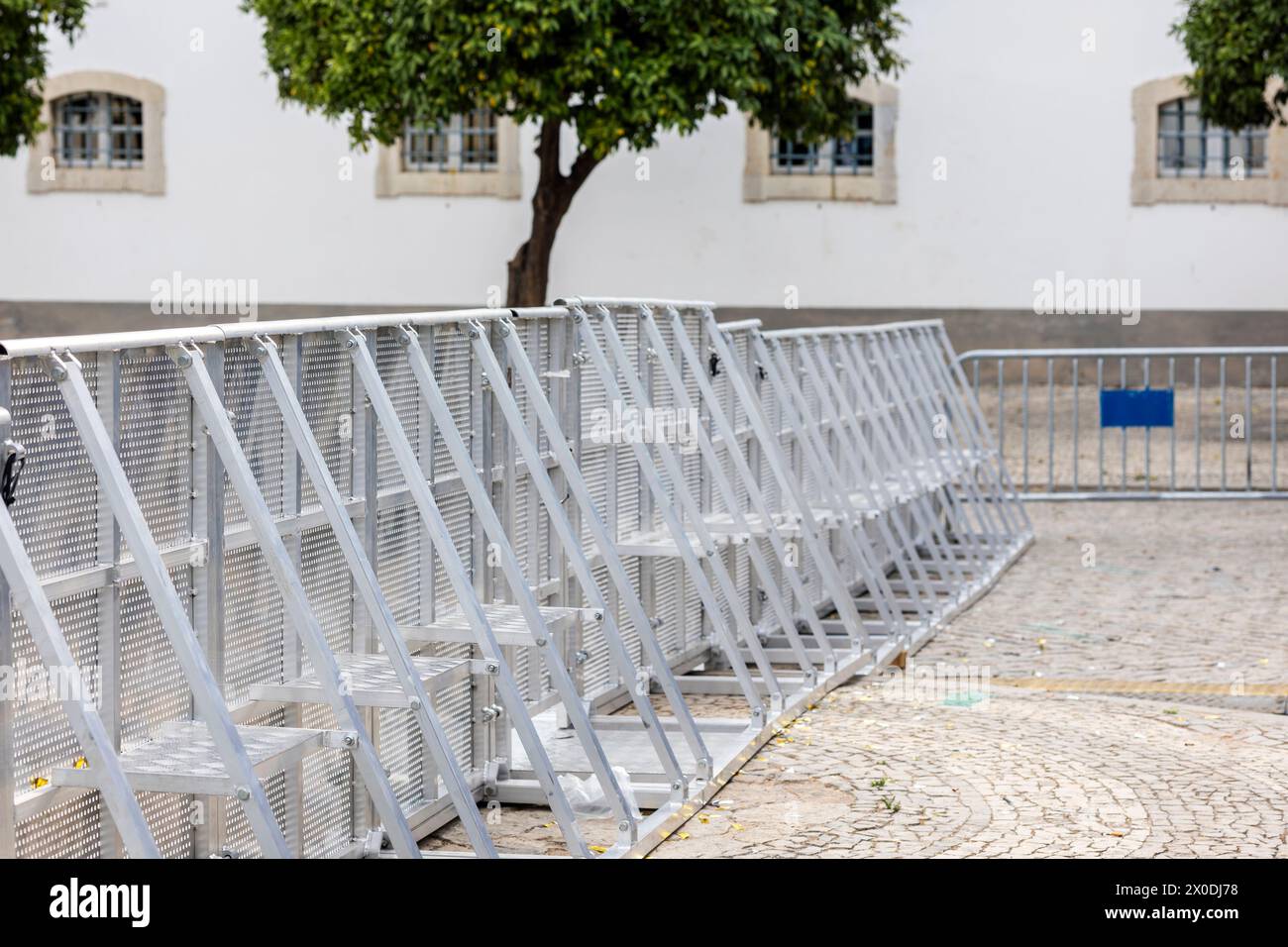 Blick auf Metallbarrieren zwischen der Bühne und den Fans, oft genannt, die Grube, die von Fotografen benutzt wird und pyrotechnische Ausrüstung und Sound sp. Installiert Stockfoto