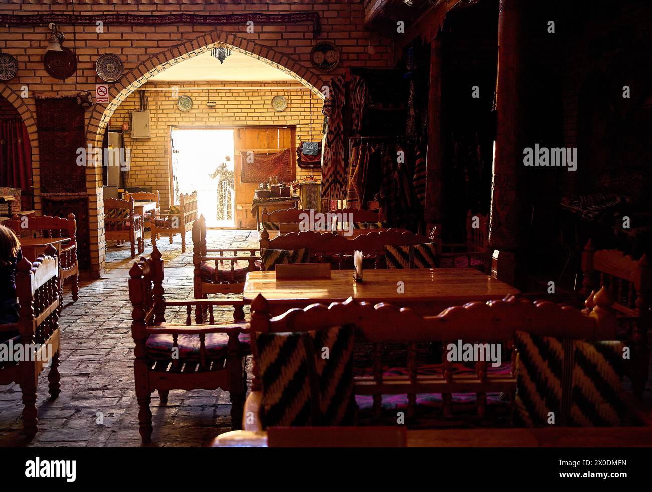 Traditionelles usbekisches Teehaus Chaihana-Interieur mit Tisch und Stühlen in Buchara in Usbekistan, Zentralasien Stockfoto