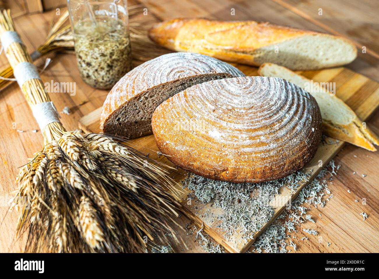 Weizenbrot mit Flechten und Weizenohren auf einem Holzbrett. Gesundes Lebensmittelkonzept. Hochwertige Fotos Stockfoto