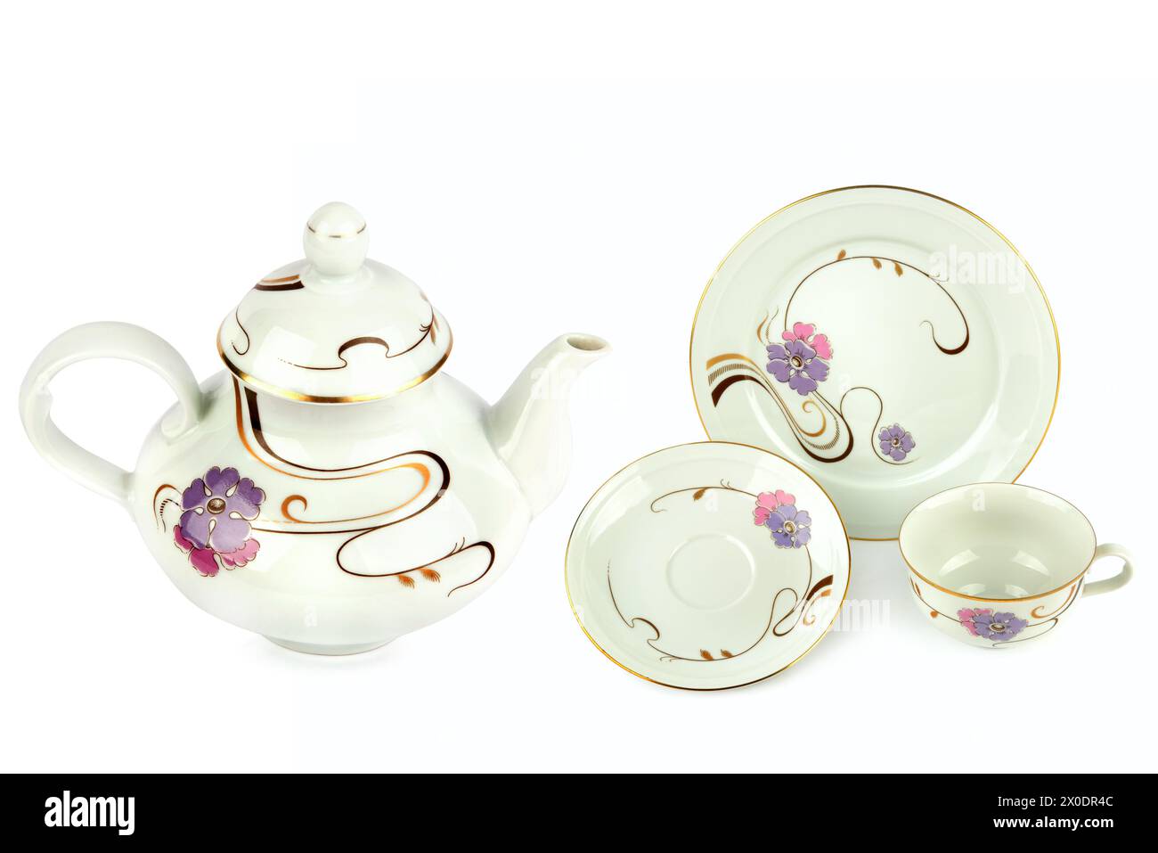 Vintage Porzellan Teekanne, Tassen und Untertassen isoliert auf weißem Hintergrund. Collage. Stockfoto