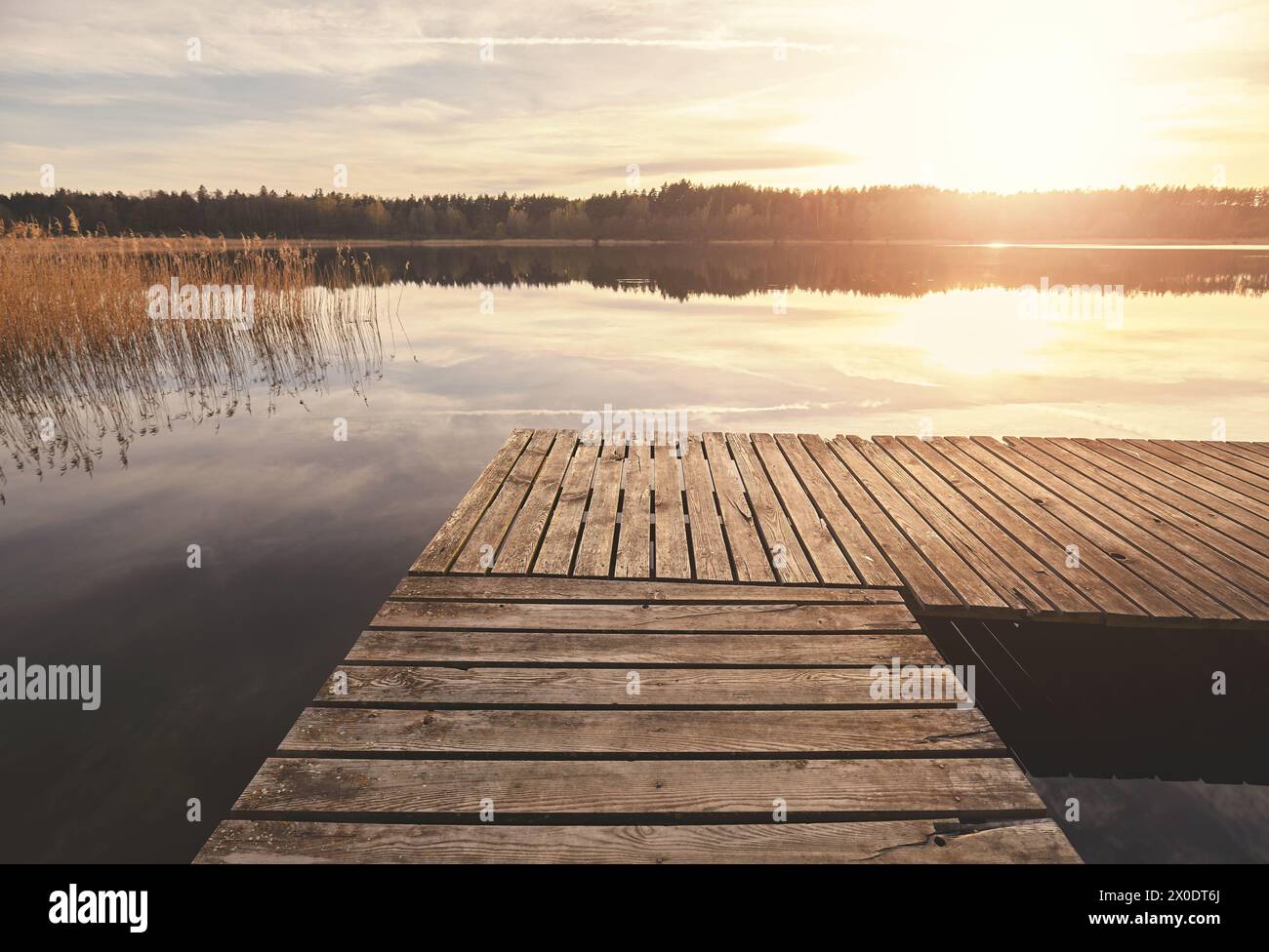 Pier auf einem See bei Sonnenuntergang, Woiwodschaft Westpommern, Polen. Stockfoto