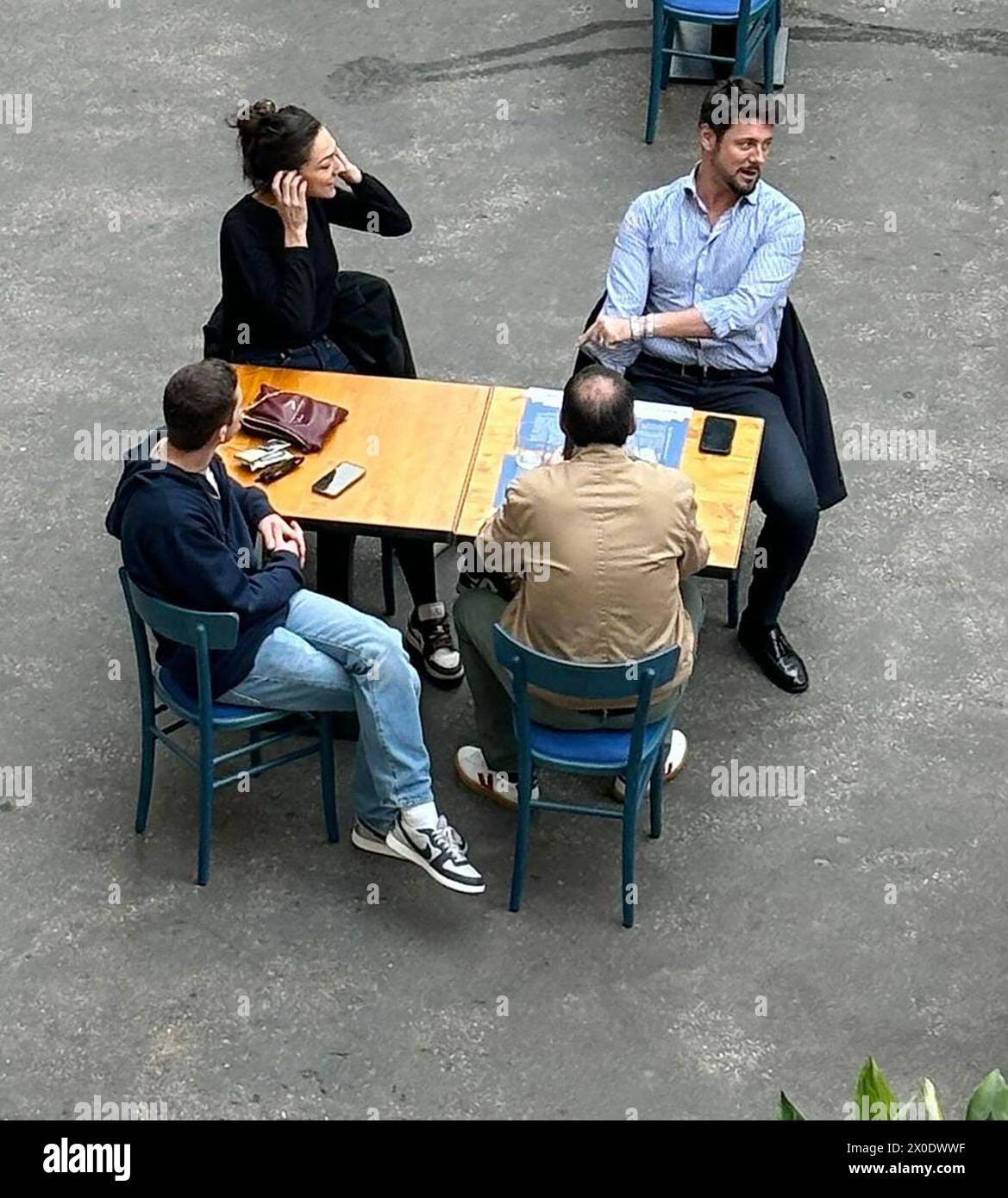 Roma, Italien. April 2024. Andrea Giambruno und Francesca Verdini Insieme in un noto Bar del Centro a Roma. Andrea Giambruno und Francesca Verdini insieme all'esterno di un noto locale del Centro di Roma. L'ex compagno della Premier Giorgia Meloni e l'attuale fidanzata di Matteo Salvini sono in compagnia di altri due amici, tra cui l'ex direttore de Il Tempo, Davide Vecchi.11 April 2024 (Foto: LaPresse/Alamy Live News) Stockfoto